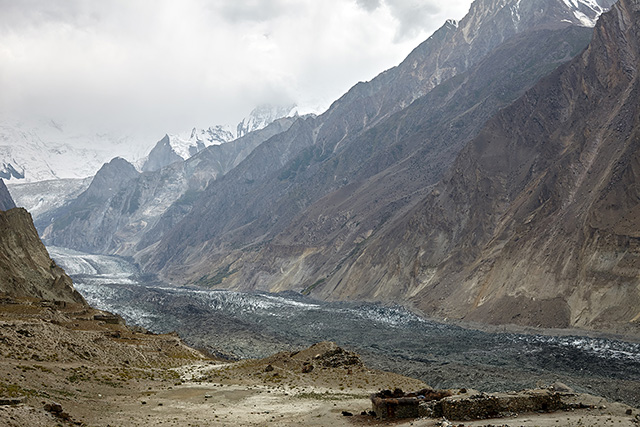 Кош Shishkin на водоразделе между ледниками Barpu и Bualtar